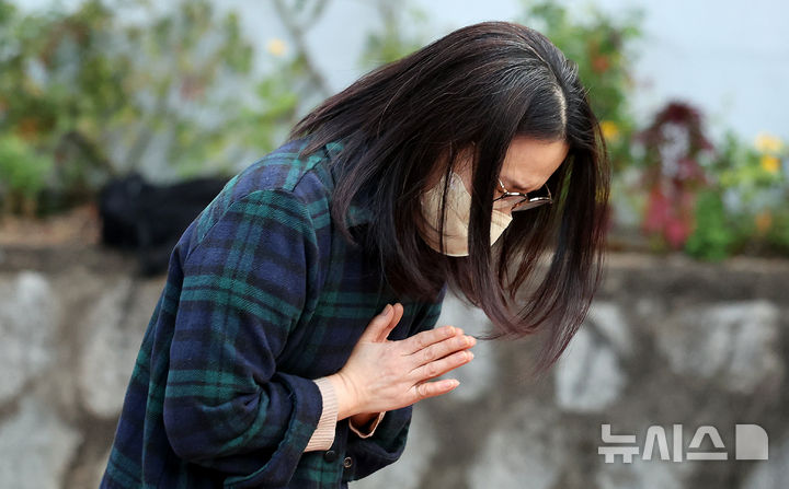 [대구=뉴시스] 이무열 기자 = 2026학년도 대학수학능력시험일인 13일 대구 수성구 대구여자고등학교 수능 시험장 앞에서 한 수험생 어머니가 기도하고 있다. 2025.11.13. lmy@newsis.com