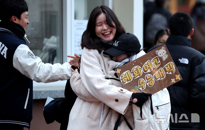 [대구=뉴시스] 이무열 기자 = 2026학년도 대학수학능력시험일인 13일 대구 수성구 대구여자고등학교 수능 시험장 앞에서 응원을 나온 선생님이 수험생을 격려하고 있다. 2025.11.13. lmy@newsis.com