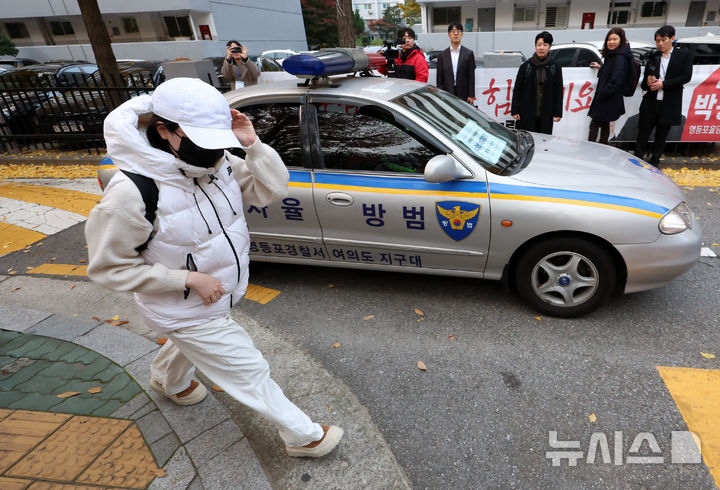 [서울=뉴시스] 조성우 기자 = 2026학년도 대학수학능력시험(수능)일인 13일 오전 서울 영등포구 여의도여자고등학교 수능 시험장 앞에서 한 수험생이 수송지원차량을 타고 와 입실하고 있다. 2025.11.13. xconfind@newsis.com
