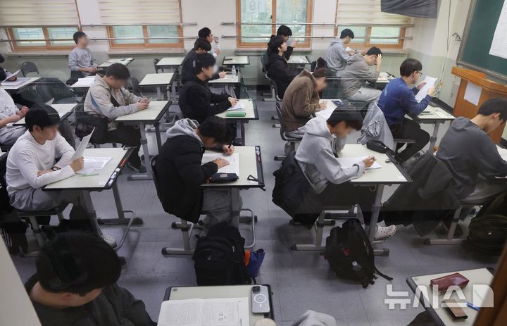 [수원=뉴시스] 경기사진공동취재단 = 2026학년도 대학수학능력시험일인 13일 오전 경기도교육청 제30지구 제17시험장인 수원시 영통구 효원고등학교에서 수험생들이 시험 준비를 하고 있다. 2025.11.13. photo@newsis.com