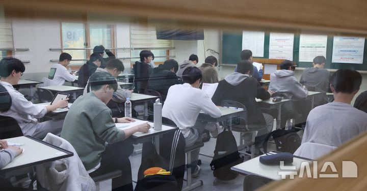 [수원=뉴시스] 경기사진공동취재단 = 2026학년도 대학수학능력시험일인 13일 오전 경기도교육청 제30지구 제17시험장인 수원시 영통구 효원고등학교에서 수험생들이 시험 준비를 하고 있다. 2025.11.13. photo@newsis.com