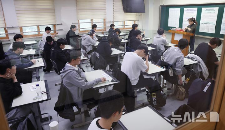 [수원=뉴시스] 경기사진공동취재단 = 지난 13일 오전 경기도교육청 제30지구 제17시험장인 수원시 영통구 효원고등학교에서 수험생들이 시험 준비를 하는 모습. 2025.11.13. photo@newsis.com