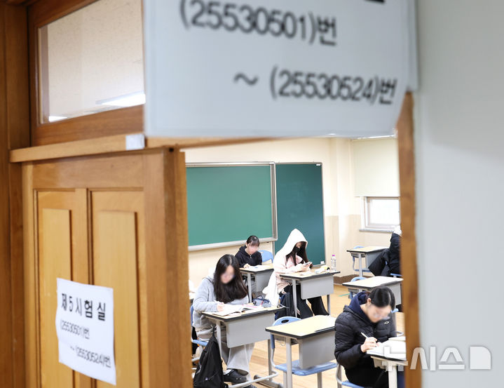 [인천=뉴시스] 전진환 기자 = 2026학년도 대학수학능력시험일인 13일 오전 인천시교육청 25지구 제53시험장이 마련된 인천 미추홀구 인화여자고등학교에서 수험생들이 마지막 문제풀이를 하고 있다. 2025.11.13. amin2@newsis.com
