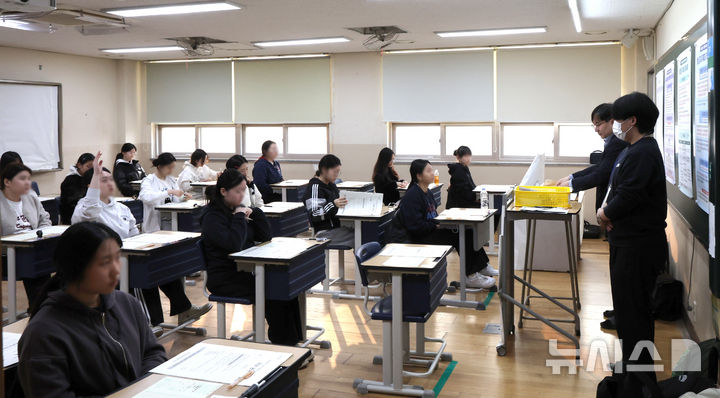 [인천=뉴시스] 전진환 기자 = 2026학년도 대학수학능력시험일인 13일 오전 인천시교육청 25지구 제53시험장이 마련된 인천 미추홀구 인화여자고등학교에서 수험생들이 시험시작을 기다리고 있다. 2025.11.14.. amin2@newsis.com