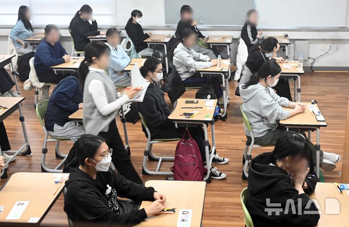  [부산=뉴시스] 하경민 기자 = 2026학년도 대학수학능력시험일인 지난해 11월 13일 부산 연제구 연제고등학교에 마련된 시험장에서 고3 수험생들이 차분하게 시험을 준비하고 있다. (공동취재) 2025.11.13. yulnetphoto@newsis.com