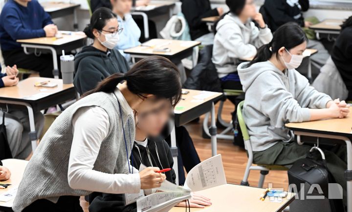  [부산=뉴시스] 하경민 기자 = 2026학년도 대학수학능력시험일인 11월 13일 부산 연제구 연제고등학교에 마련된 시험장에서 고3 수험생들이 차분하게 시험을 준비하고 있다. 이날 부산에서는 수능 지원자 2만8883명이 62개 고사장에서 시험에 응시한다. (공동취재) 2025.11.13. yulnetphoto@newsis.com