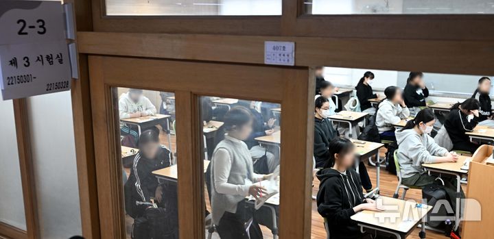  [부산=뉴시스] 하경민 기자 = 2026학년도 대학수학능력시험일인 13일 부산 연제구 연제고등학교에 마련된 시험장에서 고3 수험생들이 차분하게 시험을 준비하고 있다.  이날 부산에서는 수능 지원자 2만8883명이 62개 고사장에서 시험에 응시한다. (공동취재) 2025.11.13. yulnetphoto@newsis.com