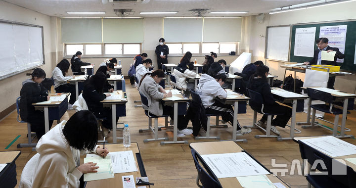 [인천=뉴시스] 전진환 기자 = 2026학년도 대학수학능력시험일인 13일 오전 인천시교육청 25지구 제53시험장이 마련된 인천 미추홀구 인화여자고등학교에서 수험생들이 답안지에 수험번호를 적고 있다. 2025.11.13. amin2@newsis.com