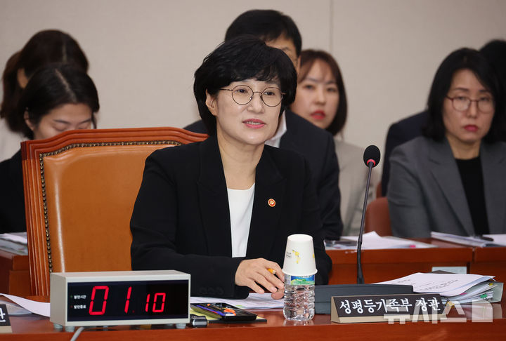 [서울=뉴시스] 김명년 기자 = 원민경 성평등가족부 장관이 13일 오전 서울 여의도 국회에서 열린 성평등가족위원회 전체회의에서 의원 질의에 답변하고 있다. 2025.11.13. kmn@newsis.com
