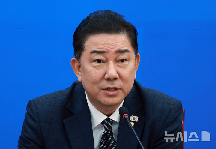 [서울=뉴시스] 고승민 기자 = 김병기 더불어민주당 원내대표가 13일 서울 여의도 국회에서 열린 원내대책회의에서 발언하고 있다. 2025.11.13. kkssmm99@newsis.com