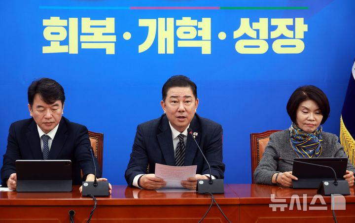 [서울=뉴시스] 고승민 기자 = 김병기 더불어민주당 원내대표가 13일 서울 여의도 국회에서 열린 원내대책회의에서 발언하고 있다. 2025.11.13. kkssmm99@newsis.com