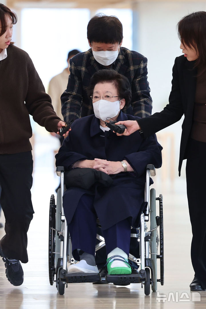 [서울=뉴시스] 권창회 기자 = 이배용 전 국가교육위원장이 13일 오전 서울 종로구 KT광화문빌딩 웨스트에 마련된 김건희 여사 관련 의혹을 수사하는 민중기 특별검사 사무실에 참고인 신분으로 출석하고 있다. 2025.11.13. kch0523@newsis.com