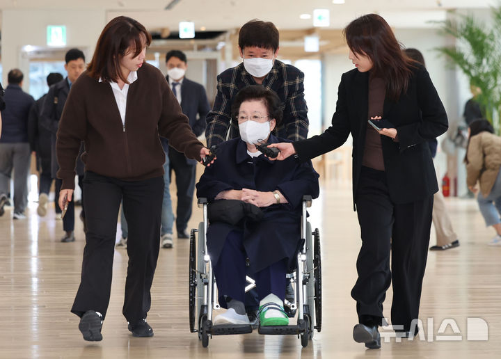 [서울=뉴시스] 권창회 기자 = 이배용 전 국가교육위원장이 13일 오전 서울 종로구 KT광화문빌딩 웨스트에 마련된 김건희 여사 관련 의혹을 수사하는 민중기 특별검사 사무실에 참고인 신분으로 출석하고 있다. 2025.11.13. kch0523@newsis.com