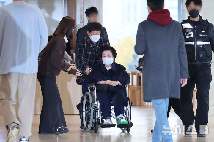 [서울=뉴시스] 권창회 기자 = 이배용 전 국가교육위원장이 13일 오전 서울 종로구 KT광화문빌딩 웨스트에 마련된 김건희 여사 관련 의혹을 수사하는 민중기 특별검사 사무실에 참고인 신분으로 출석하고 있다. 2025.11.13. kch0523@newsis.com