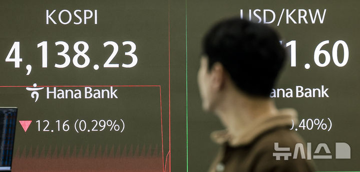 [서울=뉴시스] 정병혁 기자 = 13일 서울 중구 하나은행 딜링룸에서 직원들이 업무를 보고 있다. 이날 코스피는 전 거래일(4150.39)보다 22.82포인트(0.55%) 하락한 4127.57에, 코스닥 지수는 전 거래일(906.51)보다 2.15포인트(0.24%) 내린 904.36에 거래를 시작했다.서울 외환시장에서 원·달러 환율은 전 거래일 주간거래 종가(1465.7.5원)보다 3.3원 오른 1469.0원에 출발했다.. 2025.11.13. jhope@newsis.com