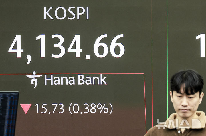 [서울=뉴시스] 정병혁 기자 = 13일 서울 중구 하나은행 딜링룸에서 직원들이 업무를 보고 있다.&nbsp; 이날 코스피는 전 거래일(4150.39)보다 22.82포인트(0.55%) 하락한 4127.57에, 코스닥 지수는 전 거래일(906.51)보다 2.15포인트(0.24%) 내린 904.36에 거래를 시작했다. 서울 외환시장에서 원·달러 환율은 전 거래일 주간거래 종가(1465.7.5원)보다 3.3원 오른 1469.0원에 출발했다.. 2025.11.13. jhope@newsis.com