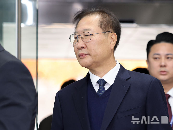 [서울=뉴시스] 이영환 기자 = 내란중요임무종사, 직권남용권리행사방해 혐의를 받고 있는 박성재 전 법무부 장관이 13일 오전 서울 서초구 서울중앙지방법원에서 열린 구속 전 피의자 심문(영장실질심사)에 출석하고 있다. 2025.11.13. 20hwan@newsis.com