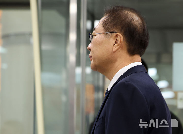 [서울=뉴시스] 이영환 기자 = 내란중요임무종사, 직권남용권리행사방해 혐의를 받고 있는 박성재 전 법무부 장관이 13일 오전 서울 서초구 서울중앙지방법원에서 열린 구속 전 피의자 심문(영장실질심사)에 출석하고 있다. 2025.11.13. 20hwan@newsis.com