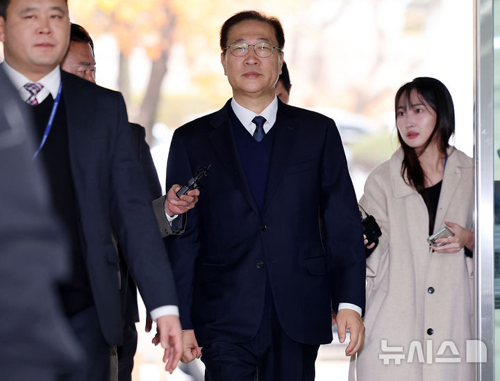 [서울=뉴시스] 이영환 기자 = 내란중요임무종사, 직권남용권리행사방해 혐의를 받고 있는 박성재 전 법무부 장관이 13일 오전 서울 서초구 서울중앙지방법원에서 열린 구속 전 피의자 심문(영장실질심사)에 출석하고 있다. 2025.11.13. 20hwan@newsis.com