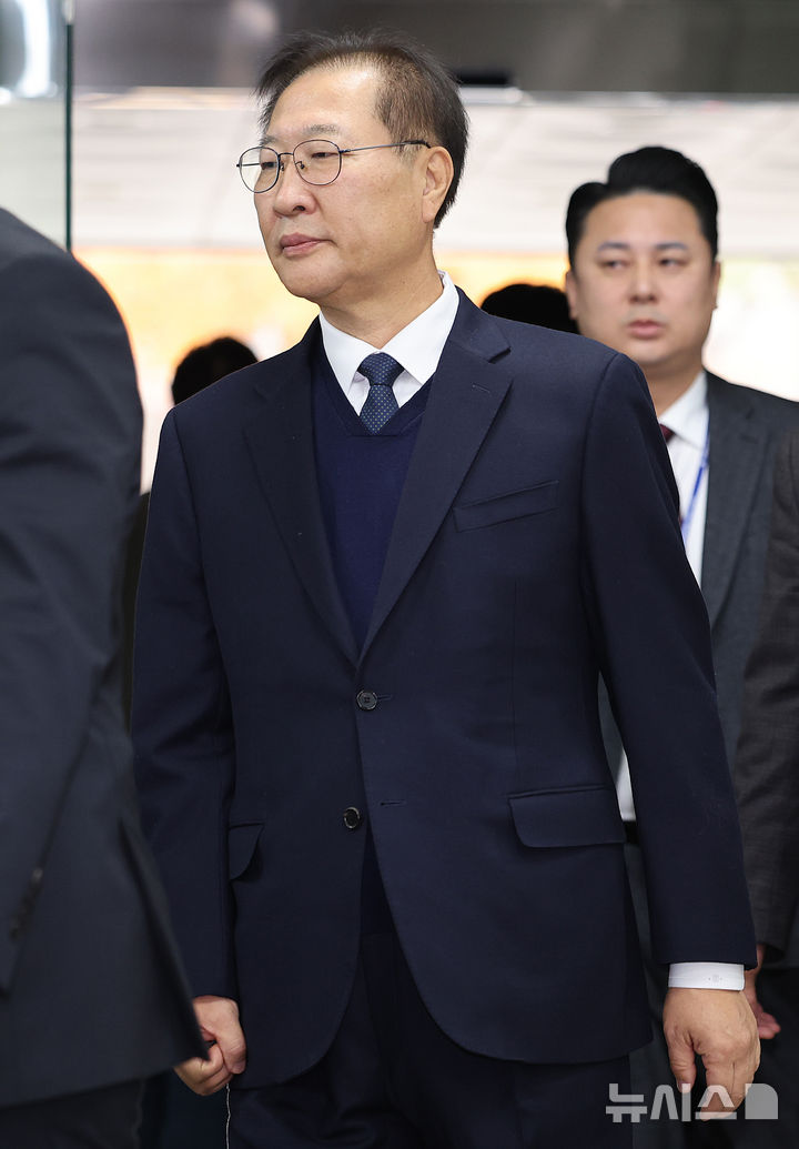 [서울=뉴시스] 이영환 기자 = 내란중요임무종사, 직권남용권리행사방해 혐의를 받고 있는 박성재 전 법무부 장관이 13일 오전 서울 서초구 서울중앙지방법원에서 열린 구속 전 피의자 심문(영장실질심사)에 출석하고 있다. 2025.11.13. 20hwan@newsis.com