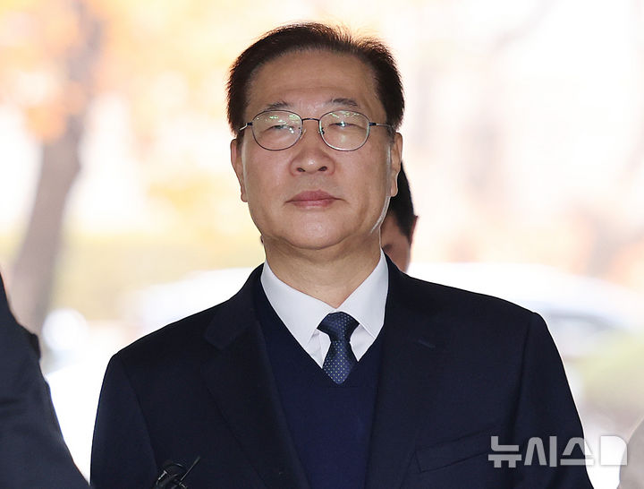 [서울=뉴시스] 이영환 기자 = 내란중요임무종사, 직권남용권리행사방해 혐의를 받고 있는 박성재 전 법무부 장관이 13일 오전 서울 서초구 서울중앙지방법원에서 열린 구속 전 피의자 심문(영장실질심사)에 출석하고 있다. 2025.11.13. 20hwan@newsis.com