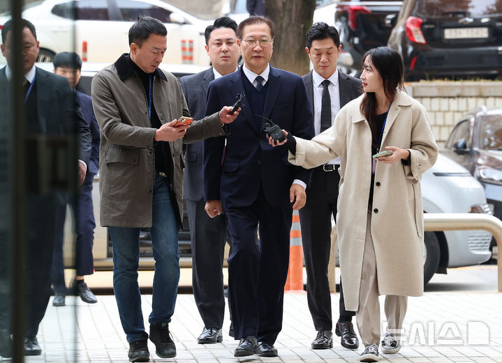 [서울=뉴시스] 이영환 기자 = 내란중요임무종사, 직권남용권리행사방해 혐의를 받고 있는 박성재 전 법무부 장관이 13일 오전 서울 서초구 서울중앙지방법원에서 열린 구속 전 피의자 심문(영장실질심사)에 출석하고 있다. 2025.11.13. 20hwan@newsis.com