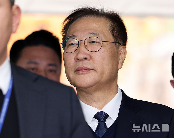 [서울=뉴시스] 이영환 기자 = 내란중요임무종사, 직권남용권리행사방해 혐의를 받고 있는 박성재 전 법무부 장관이 지난 13일 오전 서울 서초구 서울중앙지방법원에서 열린 구속 전 피의자 심문(영장실질심사)에 출석하고 있다. 2025.11.13. 20hwan@newsis.com