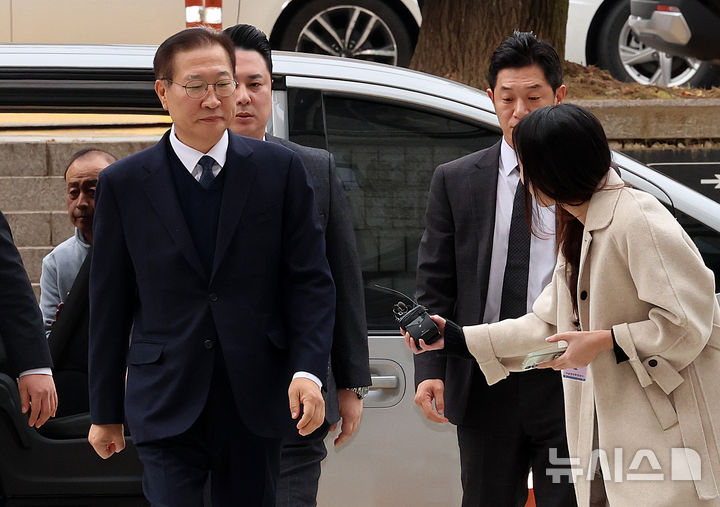 [서울=뉴시스] 이영환 기자 = 내란중요임무종사, 직권남용권리행사방해 혐의를 받고 있는 박성재 전 법무부 장관이 13일 오전 서울 서초구 서울중앙지방법원에서 열린 구속 전 피의자 심문(영장실질심사)에 출석하고 있다. 2025.11.13. 20hwan@newsis.com