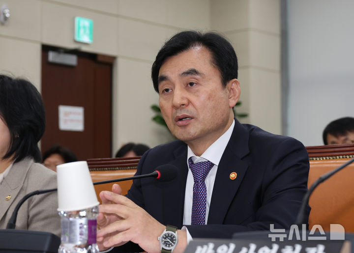 [서울=뉴시스] 김명년 기자 = 안규백 국방부 장관이 13일 오전 서울 여의도 국회에서 열린 국방위원회 전체회의에서 질의에 답변하고 있다. 2025.11.13. kmn@newsis.com