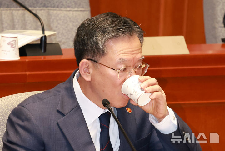 [서울=뉴시스] 고승민 기자 = 정성호 법무부 장관이 13일 서울 여의도 국회에서 열린 예산결산특별위원회 전체회의에서 의원 질의에 답변 후 물을 마시고 있다. 2025.11.13. kkssmm99@newsis.com