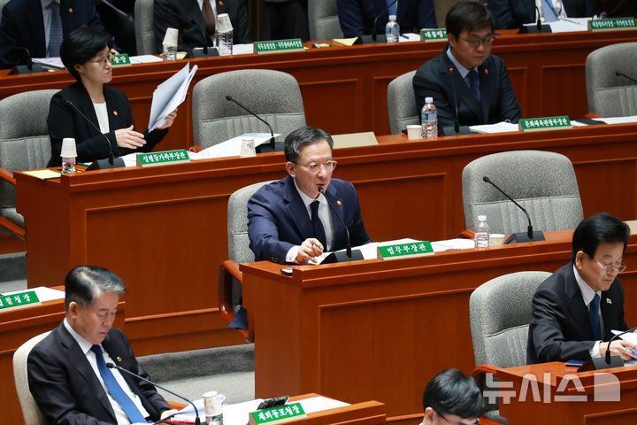 [서울=뉴시스] 고승민 기자 = 정성호 법무부 장관이 13일 서울 여의도 국회에서 열린 예산결산특별위원회 전체회의에서 의원 질의에 답하고 있다. 2025.11.13. kkssmm99@newsis.com