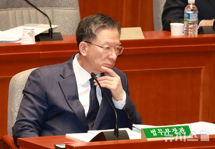 [서울=뉴시스] 고승민 기자 = 정성호 법무부 장관이 지난 13일 서울 여의도 국회에서 열린 예산결산특별위원회 전체회의에서 생각에 잠겨 있다. 2025.11.13. kkssmm99@newsis.com