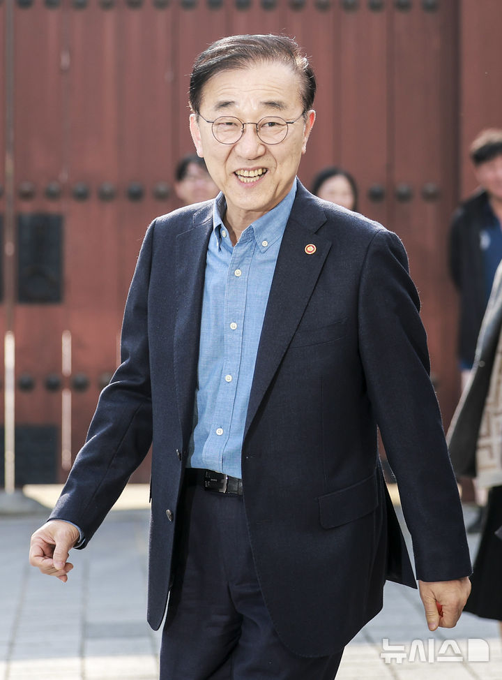 [서울=뉴시스] 정병혁 기자 = 김윤덕 국토교통부 장관이 13일 서울 중구 달개비에서 오세훈 서울시장과 오찬회동을 하기 위해 이동하고 있다. 2025.11.13. jhope@newsis.com