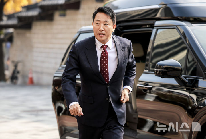 [서울=뉴시스] 정병혁 기자 = 오세훈 서울시장이 13일 서울 중구 달개비에서 김윤덕 국토교통부 장관과 오찬회동을 하기 위해 이동하고 있다. 2025.11.13. jhope@newsis.com