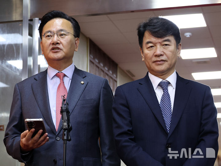 [서울=뉴시스] 김금보 기자 = 문진석(오른쪽) 더불어민주당 원내운영수석부대표와 유상범 국민의힘 원내운영수석부대표가 의장 주재 2+2회동 결과에 대해 브리핑 하고 있다. 2025.11.13. kgb@newsis.com