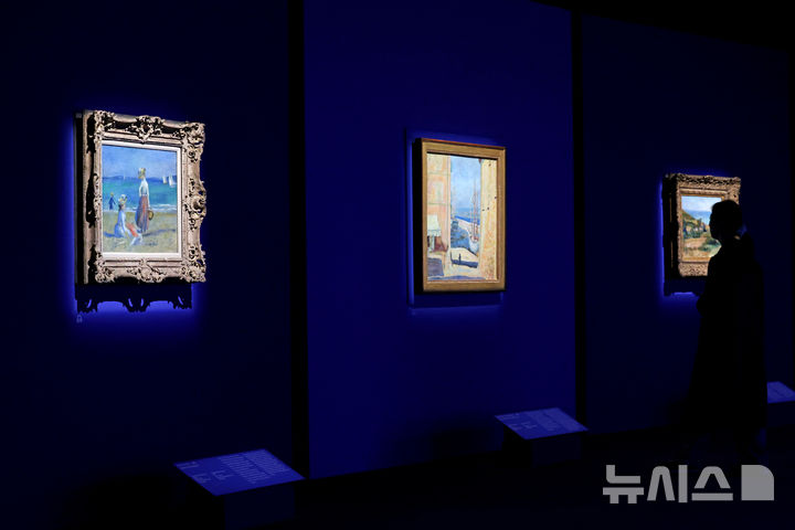 [서울=뉴시스] 박진희 기자 = 국립중앙박물관은 미국 뉴욕 메트로폴리탄박물관이 소장한 로버트 리먼 컬렉션 특별전 ‘인상주의에서 초기 모더니즘까지, 빛을 수집한 사람들’ 언론공개회를 13일 서울 용산구 국립중앙박물관에서 갖고 오귀스트 르누아르의 작품 '해변의 사람들'(왼쪽)을 비롯한 인상주의 초기 작품들을 선보이고 있다. 리먼 컬렉션은 리먼 브러더스 투자은행을 경영했던 필립 리먼(1861~1947)과 그의 아들 로버트 리먼(1891~1969)이 르네상스부터 20세기 초반까지 이르는 2,600여 점의 예술품이며, 메트로폴리탄 미술관에서 가장 인기 있는 컬렉션이다. 2025.11.13. pak7130@newsis.com