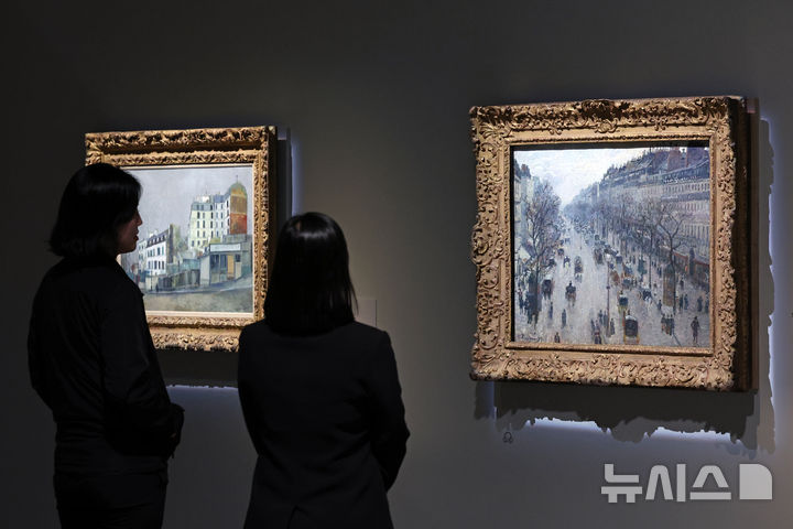[서울=뉴시스] 박진희 기자 = 국립중앙박물관은 미국 뉴욕 메트로폴리탄박물관이 소장한 로버트 리먼 컬렉션 특별전 ‘인상주의에서 초기 모더니즘까지, 빛을 수집한 사람들’ 언론공개회를 13일 서울 용산구 국립중앙박물관에서 갖고 카미유 피사로의 작품 '겨울 아침의 몽마르트로 대로'(오른쪽)를 선보이고 있다.&nbsp; 리먼 컬렉션은 리먼 브러더스 투자은행을 경영했던 필립 리먼(1861~1947)과 그의 아들 로버트 리먼(1891~1969)이 르네상스부터 20세기 초반까지 이르는 2,600여 점의 예술품이며, 메트로폴리탄 미술관에서 가장 인기 있는 컬렉션이다. 2025.11.13. pak7130@newsis.com