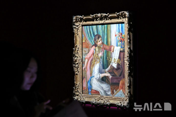 [서울=뉴시스] 박진희 기자 = 국립중앙박물관은 미국 뉴욕 메트로폴리탄박물관이 소장한 로버트 리먼 컬렉션 특별전 ‘인상주의에서 초기 모더니즘까지, 빛을 수집한 사람들’ 언론공개회를 13일 서울 용산구 국립중앙박물관에서 갖고 오귀스트 르누아르의 작품 '피아노를 치는 두 소녀'를 선보이고 있다. 2025.11.13. pak7130@newsis.com
