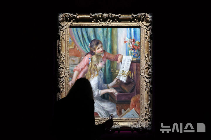 [서울=뉴시스] 박진희 기자 = 국립중앙박물관은 미국 뉴욕 메트로폴리탄박물관이 소장한 로버트 리먼 컬렉션 특별전 ‘인상주의에서 초기 모더니즘까지, 빛을 수집한 사람들’ 언론공개회를 13일 서울 용산구 국립중앙박물관에서 갖고 오귀스트 르누아르의 작품 '피아노를 치는 두 소녀'를 선보이고 있다.&nbsp; 리먼 컬렉션은 리먼 브러더스 투자은행을 경영했던 필립 리먼(1861~1947)과 그의 아들 로버트 리먼(1891~1969)이 르네상스부터 20세기 초반까지 이르는 2,600여 점의 예술품이며, 메트로폴리탄 미술관에서 가장 인기 있는 컬렉션이다. 2025.11.13. pak7130@newsis.com