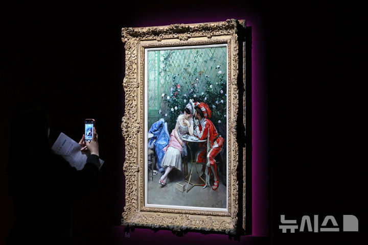 [서울=뉴시스] 박진희 기자 = 국립중앙박물관은 미국 뉴욕 메트로폴리탄박물관이 소장한 로버트 리먼 컬렉션 특별전 ‘인상주의에서 초기 모더니즘까지, 빛을 수집한 사람들’ 언론공개회를 13일 서울 용산구 국립중앙박물관에서 갖고 라이문도 데 마드라소 이 가레타의 작품 '가면무도회 참가자들'을 선보이고 있다. 2025.11.13. pak7130@newsis.com