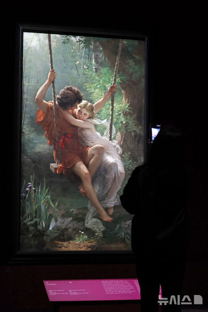 [서울=뉴시스] 박진희 기자 = 국립중앙박물관은 미국 뉴욕 메트로폴리탄박물관이 소장한 로버트 리먼 컬렉션 특별전 ‘인상주의에서 초기 모더니즘까지, 빛을 수집한 사람들’ 언론공개회를 13일 서울 용산구 국립중앙박물관에서 갖고 피에르 오귀스트 코의 작품 '봄'을 선보이고 있다.&nbsp; 리먼 컬렉션은 리먼 브러더스 투자은행을 경영했던 필립 리먼(1861~1947)과 그의 아들 로버트 리먼(1891~1969)이 르네상스부터 20세기 초반까지 이르는 2,600여 점의 예술품이며, 메트로폴리탄 미술관에서 가장 인기 있는 컬렉션이다. 2025.11.13. pak7130@newsis.com
