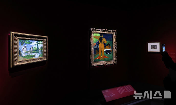 [서울=뉴시스] 박진희 기자 = 국립중앙박물관은 미국 뉴욕 메트로폴리탄박물관이 소장한 로버트 리먼 컬렉션 특별전 ‘인상주의에서 초기 모더니즘까지, 빛을 수집한 사람들’ 언론공개회를 13일 서울 용산구 국립중앙박물관에서 갖고 폴 세잔의 작품 '목욕하는 사람들'(왼쪽)을 선보이고 있다. 2025.11.13. pak7130@newsis.com