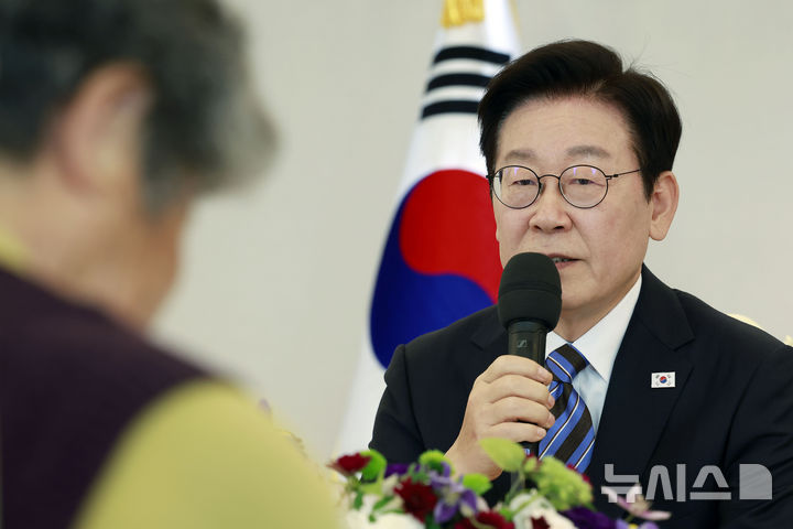 [서울=뉴시스] 최동준 기자 = 이재명 대통령이 13일 서울 용산 대통령실 청사에서 열린 민주화실천가족운동협의회 초청 오찬 간담회에서 인사말을 하고 있다. 2025.11.13. photocdj@newsis.com