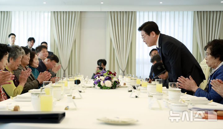 [서울=뉴시스] 최동준 기자 = 이재명 대통령이 13일 서울 용산 대통령실 청사에서 열린 민주화실천가족운동협의회 초청 오찬 간담회에서 참석자들에게 민주주의 진전 기여에 감사 인사를 하고 있다. 2025.11.13. photocdj@newsis.com