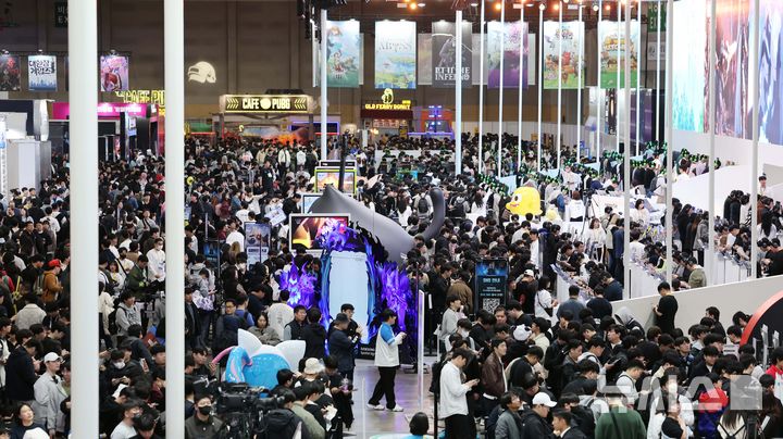  [부산=뉴시스] 하경민 기자 = 글로벌 게임전시회 '지스타 2025'가 개막한 13일 부산 해운대구 벡스코 제1전시장에서 관람객들이 신작 게임을 즐기고 있다. 오는 16일까지 열리는 이번 행사에는 44개국 1273개 게임사가 참가해 게임전시회와 비즈니스 상담, 국제게임콘퍼런스(G-CON), 인디게임 시사회(쇼케이스), 지스타컵 2025, 지스타 게임 코스프레 시상식(어워즈) 등을 진행한다. 2025.11.13. yulnetphoto@newsis.com