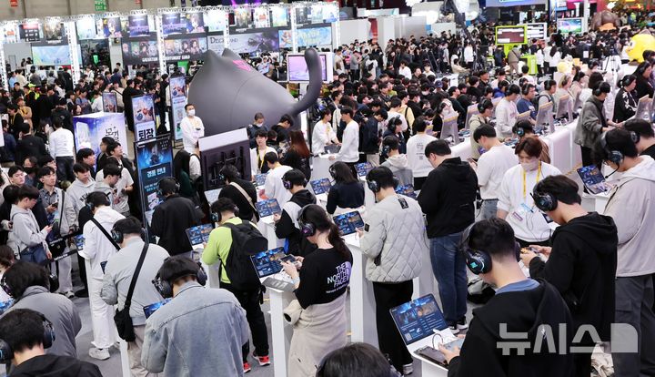  [부산=뉴시스] 하경민 기자 = 글로벌 게임전시회 '지스타 2025'가 개막한 13일 부산 해운대구 벡스코 제1전시장에서 관람객들이 신작 게임을 즐기고 있다. 오는 16일까지 열리는 이번 행사에는 44개국 1273개 게임사가 참가해 게임전시회와 비즈니스 상담, 국제게임콘퍼런스(G-CON), 인디게임 시사회(쇼케이스), 지스타컵 2025, 지스타 게임 코스프레 시상식(어워즈) 등을 진행한다. 2025.11.13. yulnetphoto@newsis.com