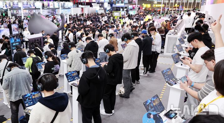  [부산=뉴시스] 하경민 기자 = 글로벌 게임전시회 '지스타 2025'가 개막한 13일 부산 해운대구 벡스코 제1전시장에서 관람객들이 신작 게임을 즐기고 있다. 오는 16일까지 열리는 이번 행사에는 44개국 1273개 게임사가 참가해 게임전시회와 비즈니스 상담, 국제게임콘퍼런스(G-CON), 인디게임 시사회(쇼케이스), 지스타컵 2025, 지스타 게임 코스프레 시상식(어워즈) 등을 진행한다. 2025.11.13. yulnetphoto@newsis.com