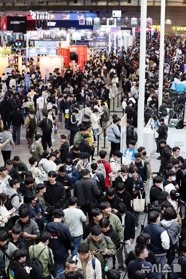  [부산=뉴시스] 하경민 기자 = 글로벌 게임전시회 '지스타 2025'가 개막한 13일 부산 해운대구 벡스코 제1전시장에서 관람객들이 신작 게임을 즐기고 있다. 오는 16일까지 열리는 이번 행사에는 44개국 1273개 게임사가 참가해 게임전시회와 비즈니스 상담, 국제게임콘퍼런스(G-CON), 인디게임 시사회(쇼케이스), 지스타컵 2025, 지스타 게임 코스프레 시상식(어워즈) 등을 진행한다. 2025.11.13. yulnetphoto@newsis.com