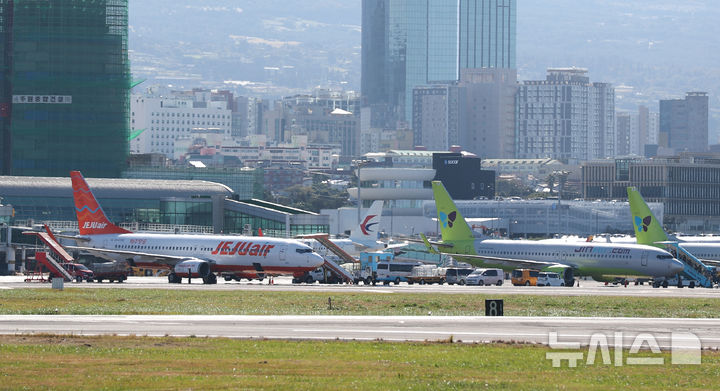 [제주=뉴시스] 우장호 기자 = 2026학년도 대학수학능력시험일인 13일 오후 제주국제공항에 수능 영어 듣기평가가 치러지는 동안 운항을 멈춘 항공기들이 계류장에서 대기하고 있다.&nbsp; 국토교통부는 수능 영어 듣기평가가 치러지는 오후 1시5분부터 1시40분까지 35분간 전국 모든 항공기의 이착륙을 전면 통제한다. 2025.11.13. woo1223@newsis.com