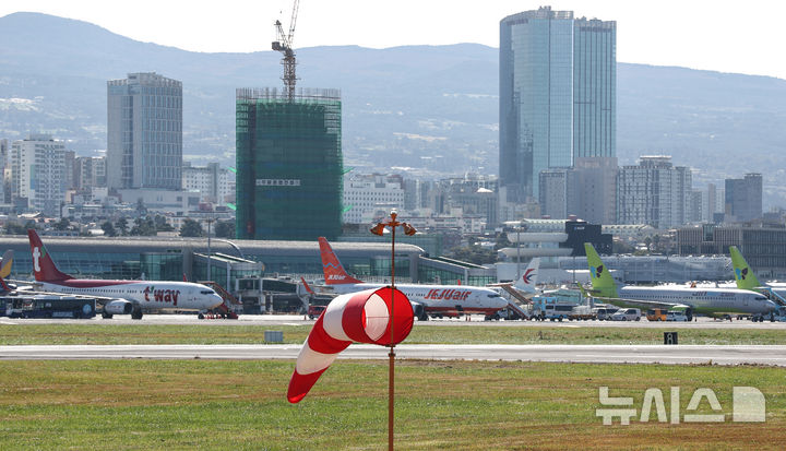 [제주=뉴시스] 우장호 기자 = 2026학년도 대학수학능력시험일인 13일 오후 제주국제공항에 수능 영어 듣기평가가 치러지는 동안 운항을 멈춘 항공기들이 계류장에서 대기하고 있다.  국토교통부는 수능 영어 듣기평가가 치러지는 오후 1시5분부터 1시40분까지 35분간 전국 모든 항공기의 이착륙을 전면 통제한다. 2025.11.13. woo1223@newsis.com